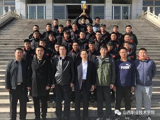 足球冠军赛2018_足球赛冠军文案_足球赛冠军团体感言