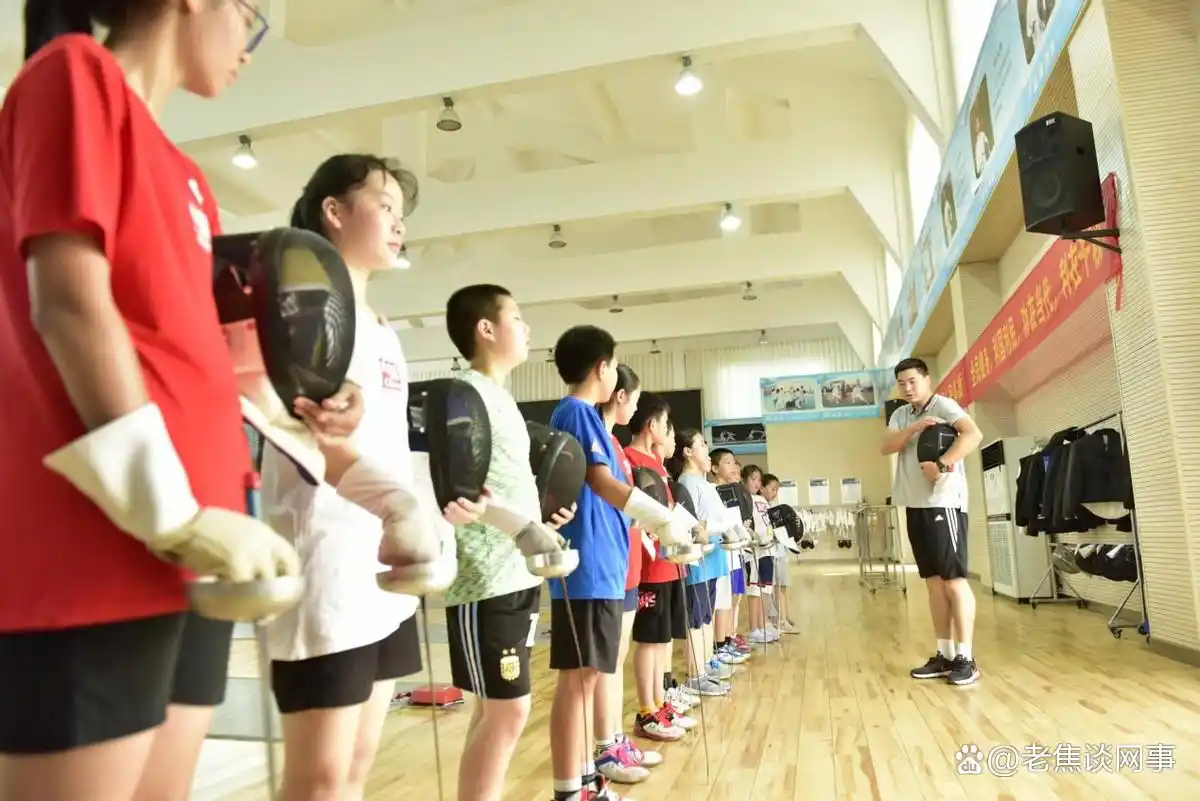 学生体操动作步骤_学生体操教学视频_体操学生日常
