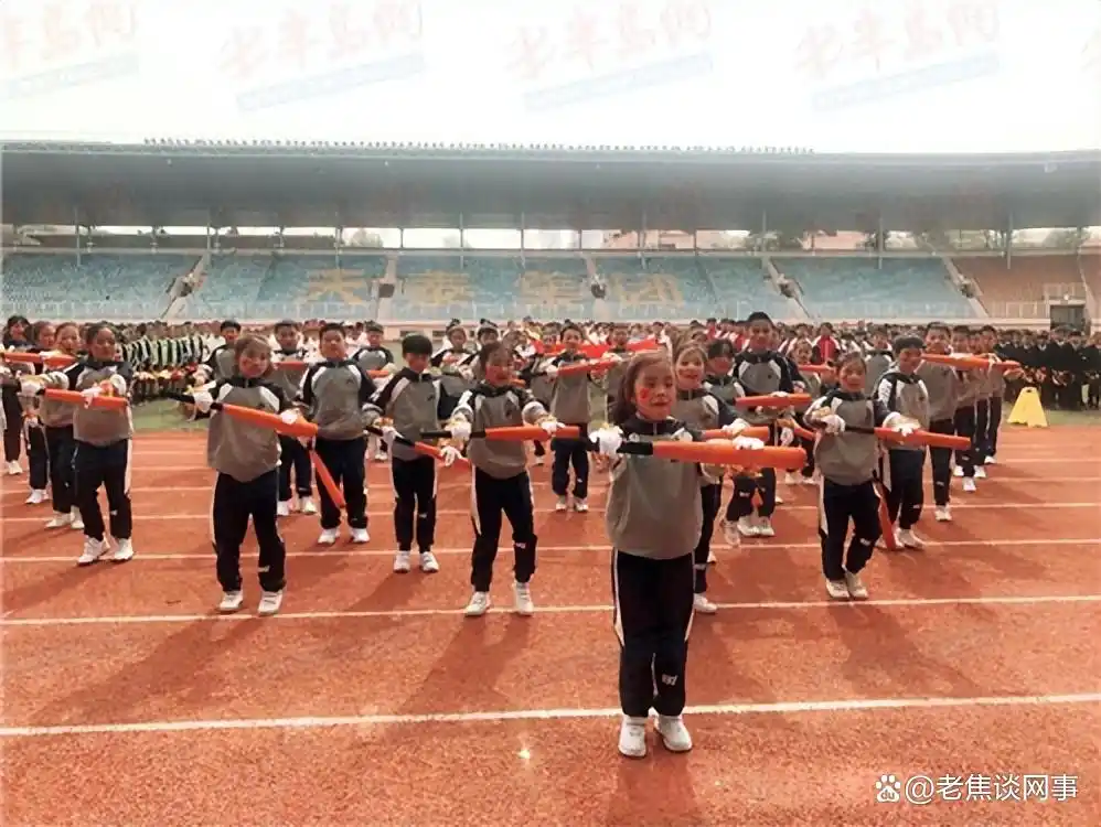 体操学生日常_学生体操教学视频_学生体操动作步骤